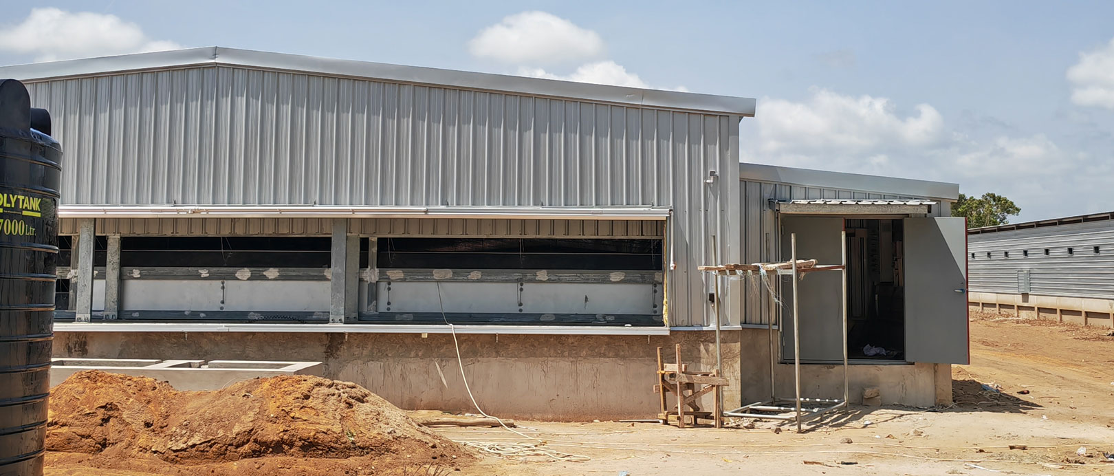 Proyecto de cr&iacute;a de pollos de engorde en suelo en Tanzania